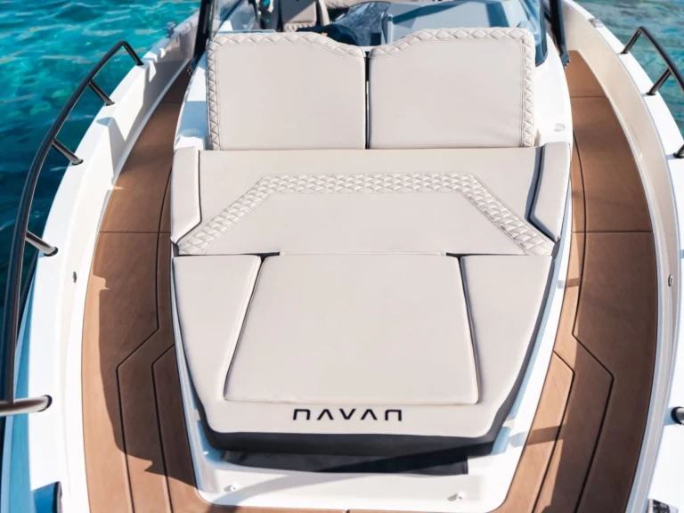 Charter a Navan S30 in Roses on Samboat