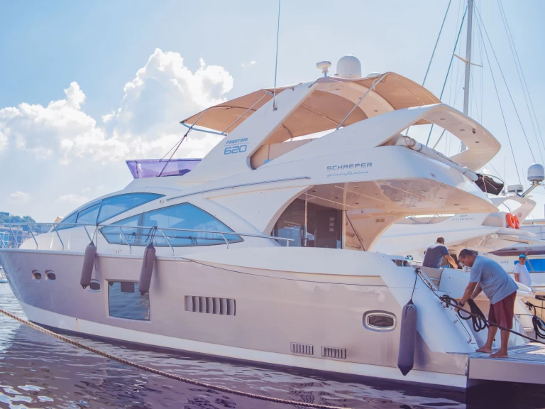 Hire Luxury Yacht Schaefer with a boat licence