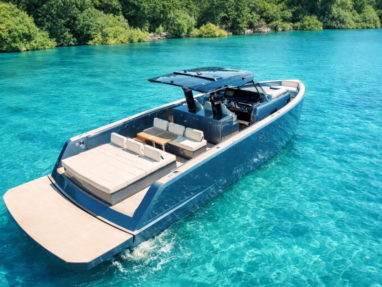 Hire a Pardo Yachts Pardo 43 Saint-Tropez