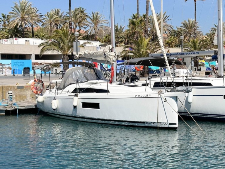 Charter a Bénéteau Oceanis 30.1 in Barcelona on Samboat