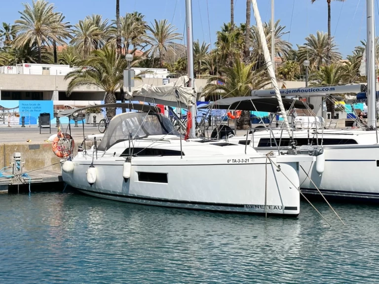 Charter a Bénéteau Oceanis 30.1 in Barcelona on Samboat