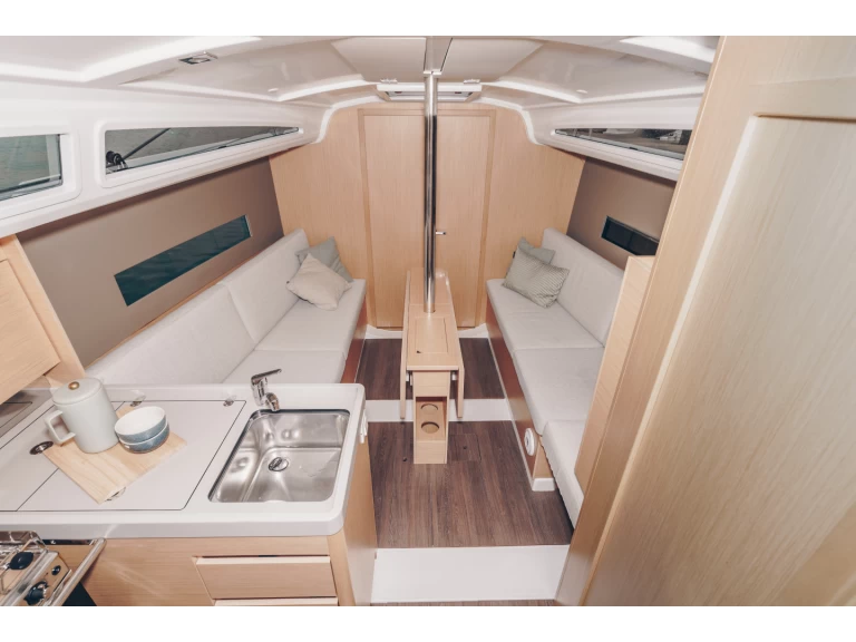 Hire Sailboat with or without skipper Bénéteau Barcelona