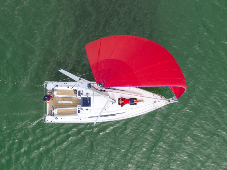 Charter a Bénéteau Oceanis 30.1 in Palma de Mallorca on Samboat
