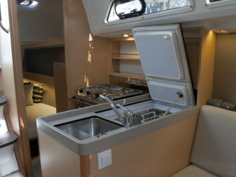 Yacht hire Barcelona cheap Oceanis 30.1