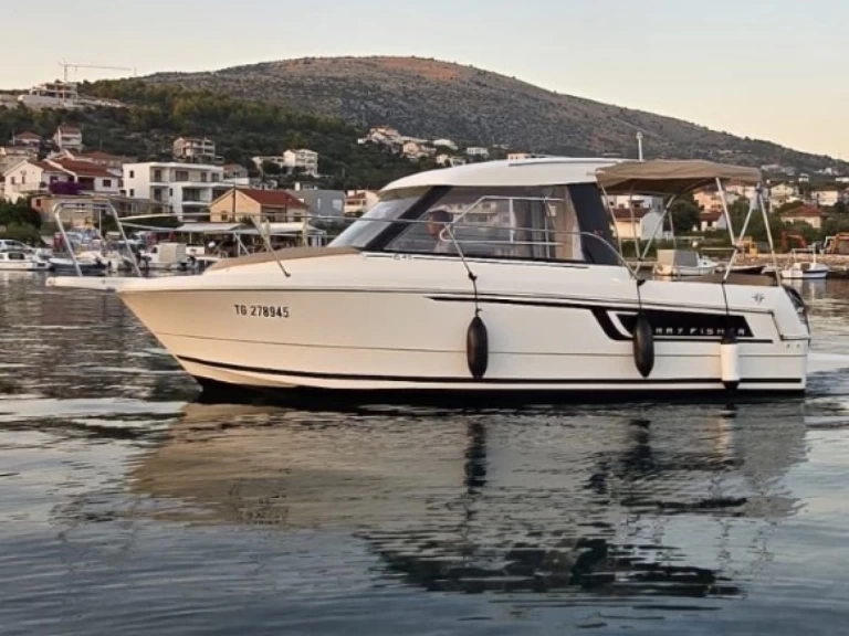 Hire Motorboat Jeanneau with a boat licence