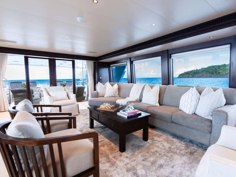 Luxury Yacht to hire Newport at the best price