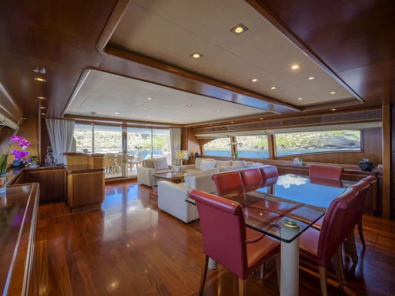Hire Luxury Yacht Custom Line with a boat licence