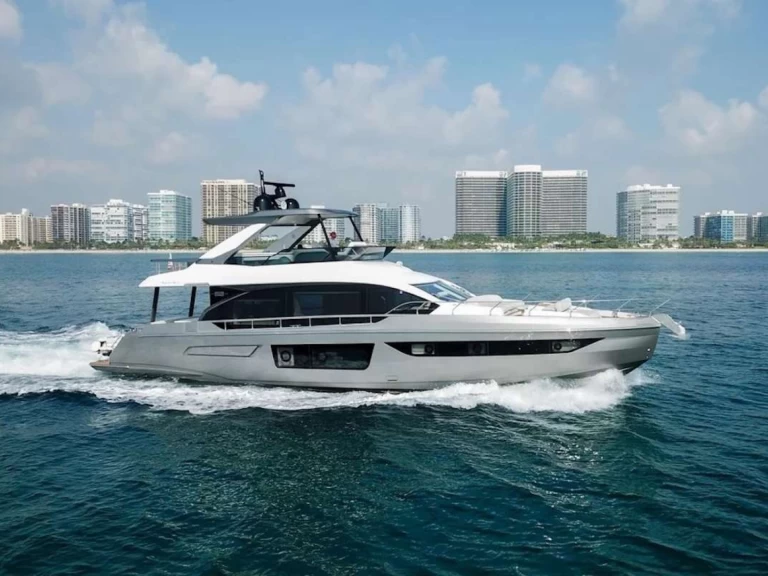 Luxury Yacht hire in Miami - Azimut Spysea