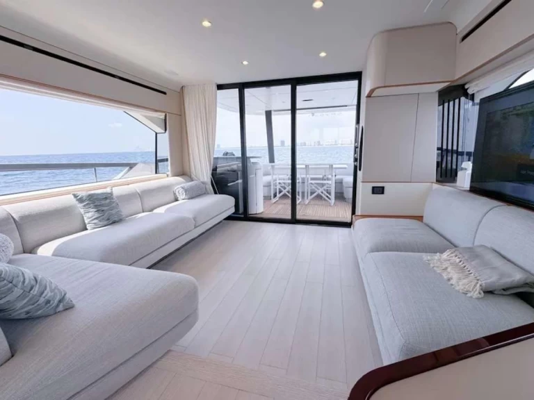 Charter a Azimut Spysea in Miami on Samboat