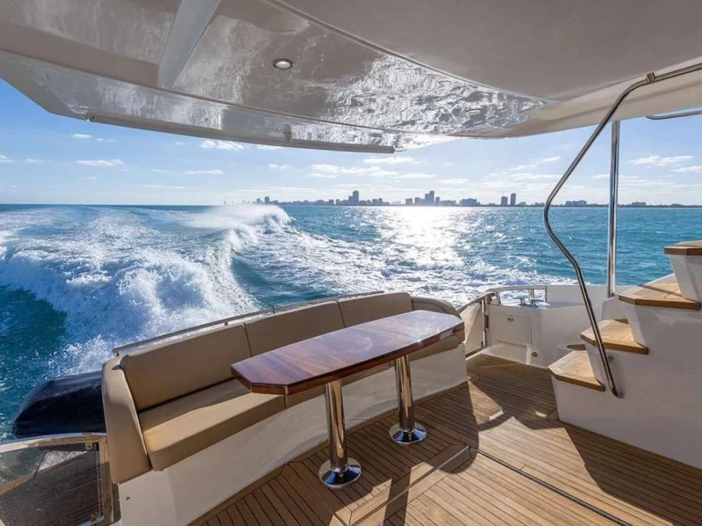 Luxury Yacht to hire Nassau at the best price