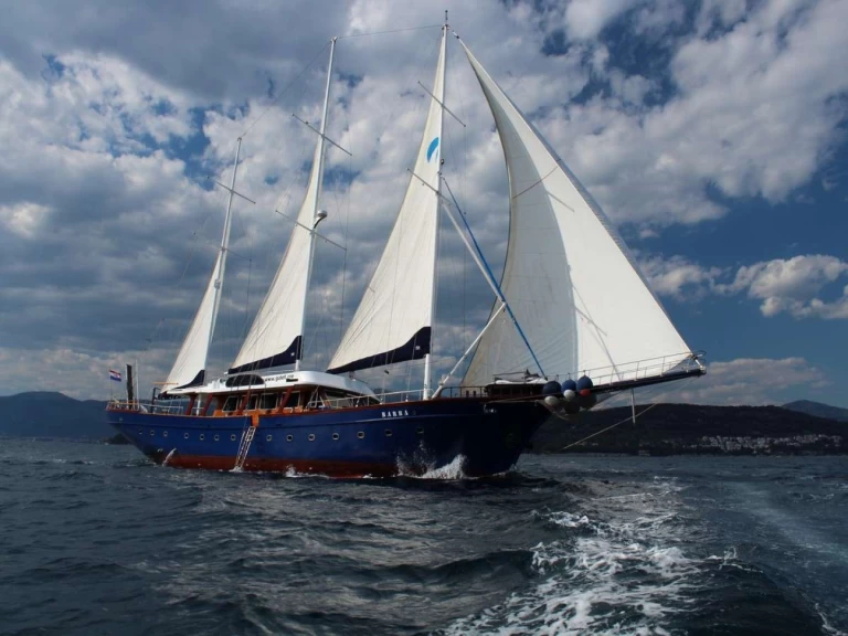 Hire Luxury Yacht Custom with a boat licence