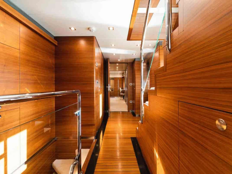 Hire Luxury Yacht Heesen with a boat licence