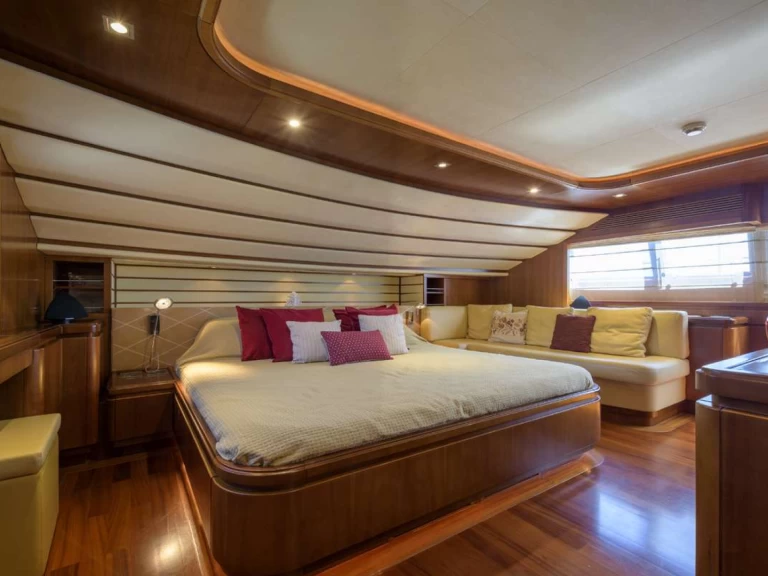 Charter a Custom Line Anne Marie in Naples on Samboat