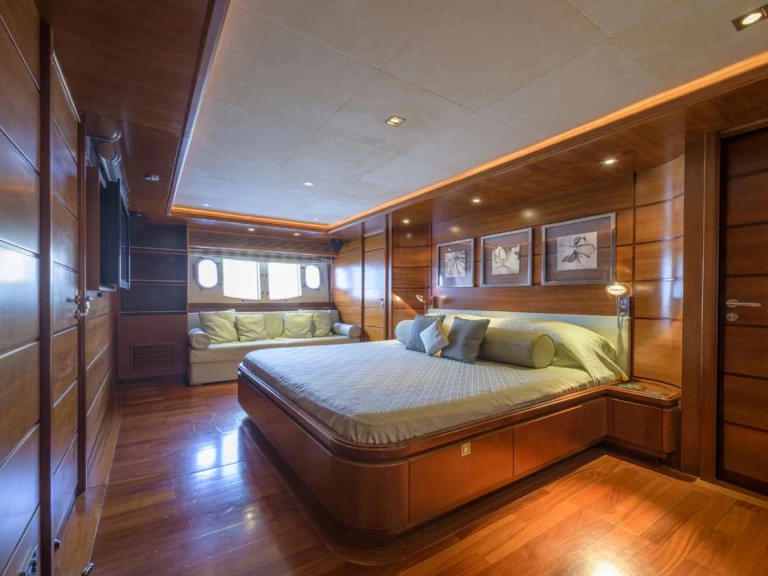Hire Luxury Yacht with or without skipper Custom Line Naples