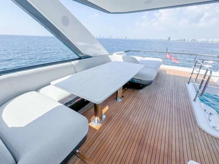 Luxury Yacht hire in Miami - Azimut Spysea