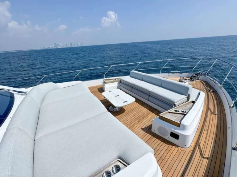 Hire Luxury Yacht with or without skipper Azimut Miami