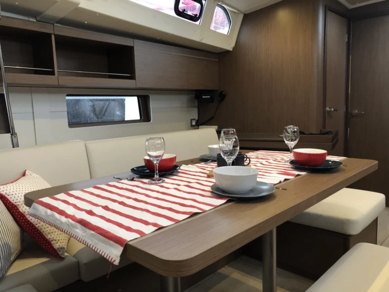 Sailboat to hire Pomer at the best price