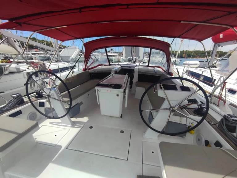 Charter a Bénéteau Oceanis 46.1 in Pomer on Samboat