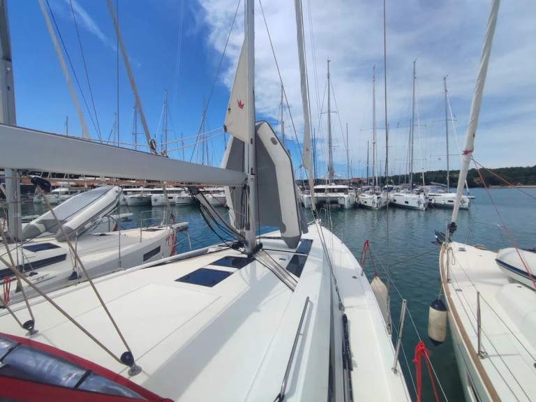 Hire Sailboat with or without skipper Bénéteau Pomer