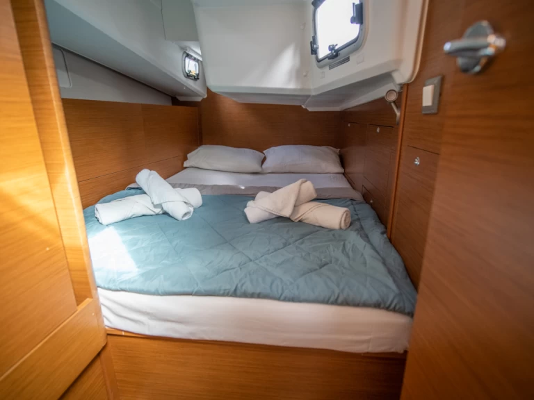Charter a Jeanneau Sun Odyssey 410 in Neo Klima on Samboat