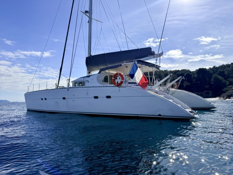 Hire Catamaran Lagoon with a boat licence