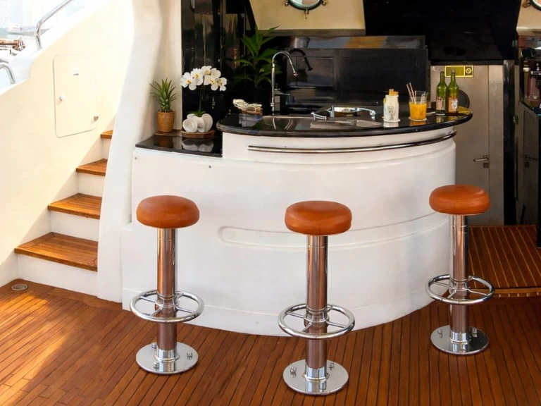 Hire Luxury Yacht Benetti with a boat licence