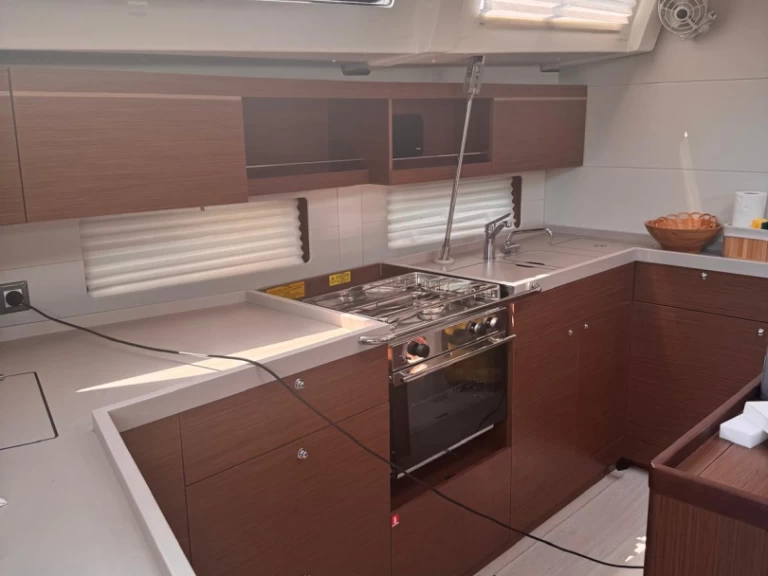 Charter a Bénéteau Oceanis 46.1 in Split on Samboat