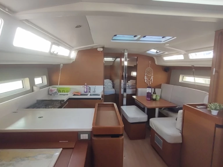Hire a Jeanneau Sun Odyssey 440 Split