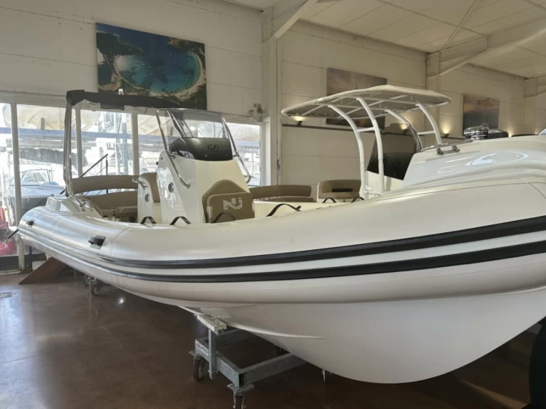 Hire Motorboat Nuova Jolly with a boat licence