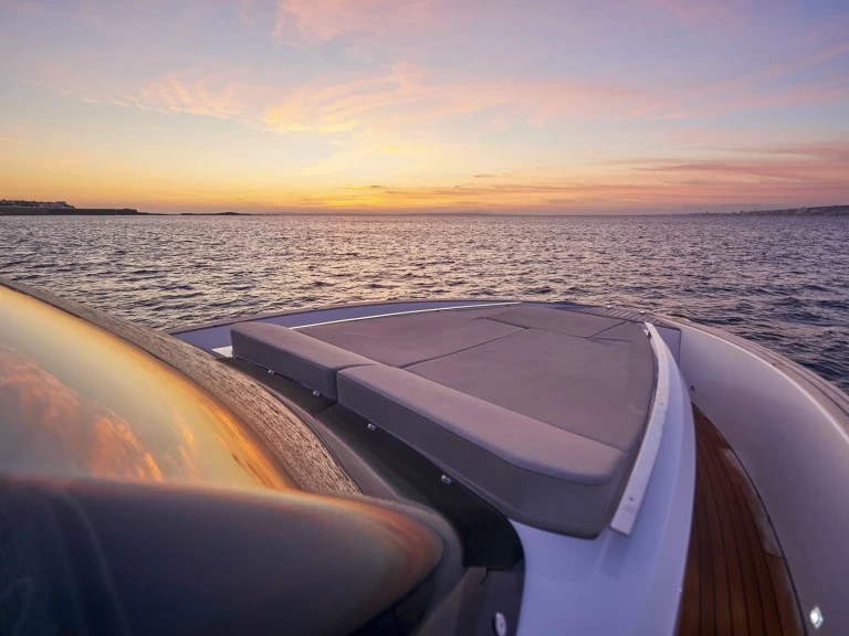 Charter a Astondoa 377 Coupe in Lagos on Samboat