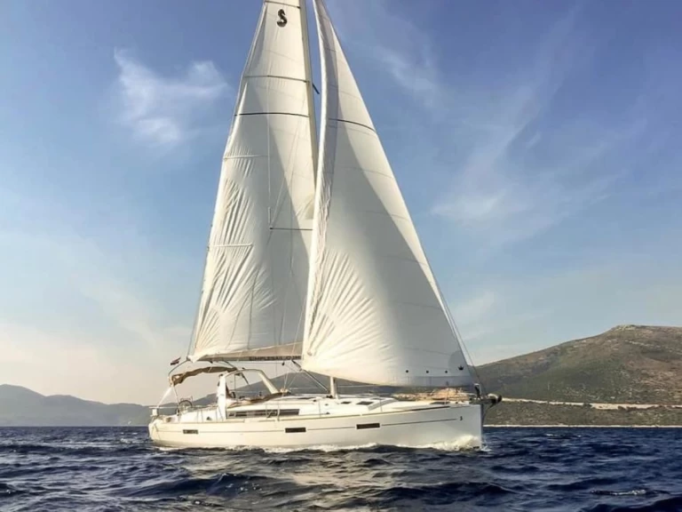 Charter a Bénéteau Oceanis 45 in San Miguel De Abona on Samboat