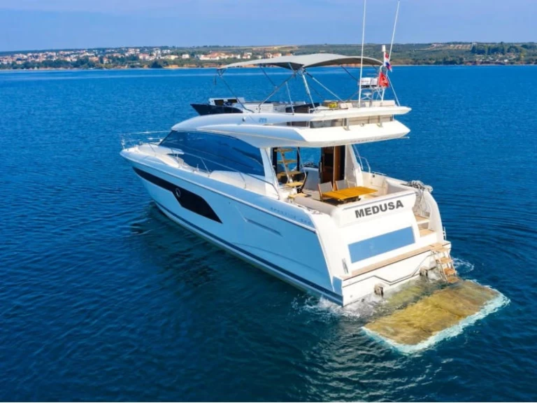 Yacht charter Split - Jeanneau Prestige 520 Flybridge - 3 + 1 cab. on SamBoat