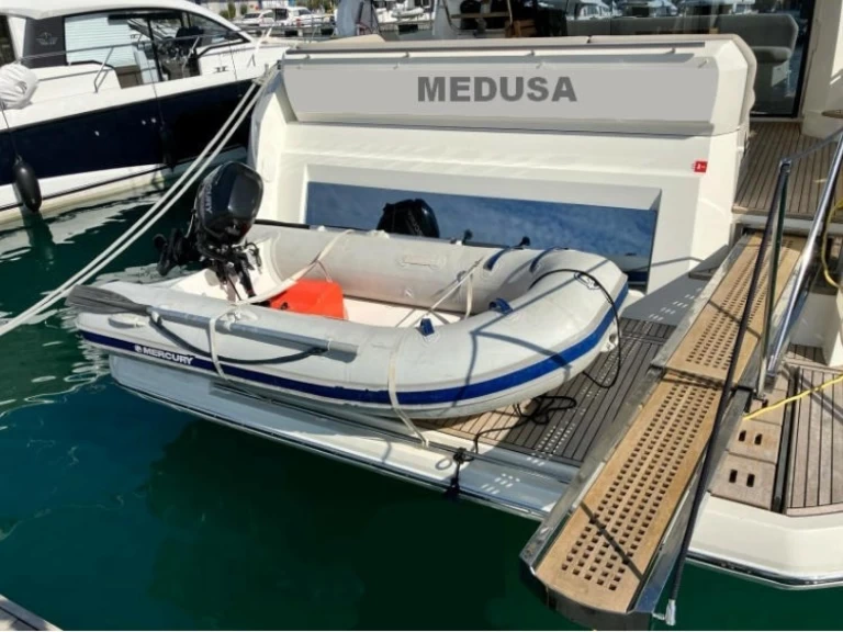 Hire a Jeanneau Prestige 520 Flybridge - 3 + 1 cab. Split