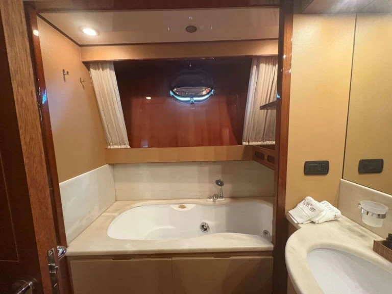 Charter a Sanlorenzo San Lorenzo SL 82 in Alimos on Samboat