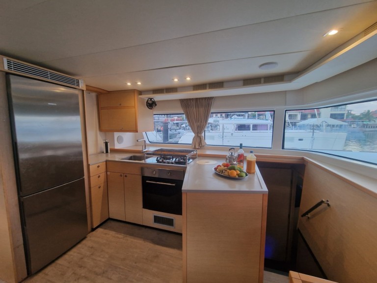 Catamaran hire in Le Marin - Lagoon Lagoon 52 S