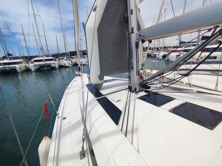 Sailboat to hire Pomer at the best price