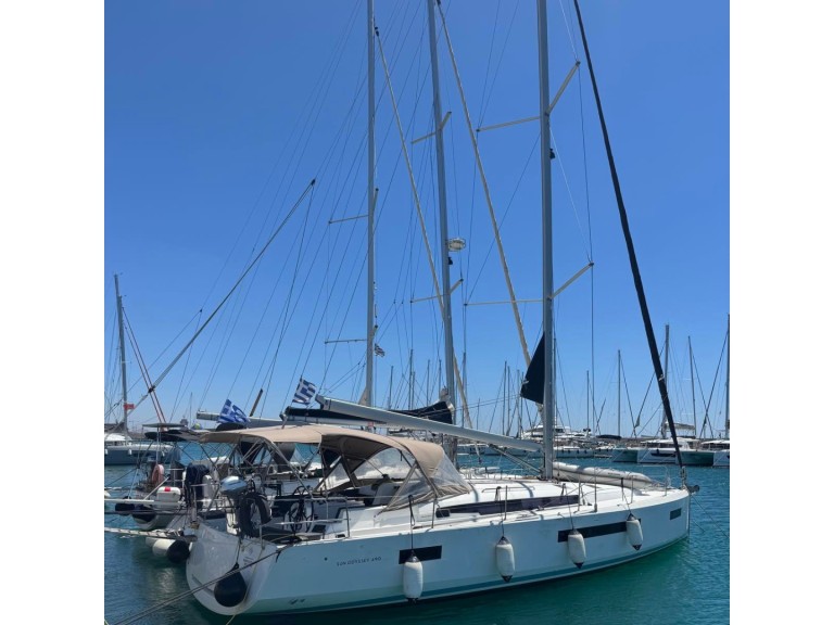 Sailboat to hire Alimos at the best price