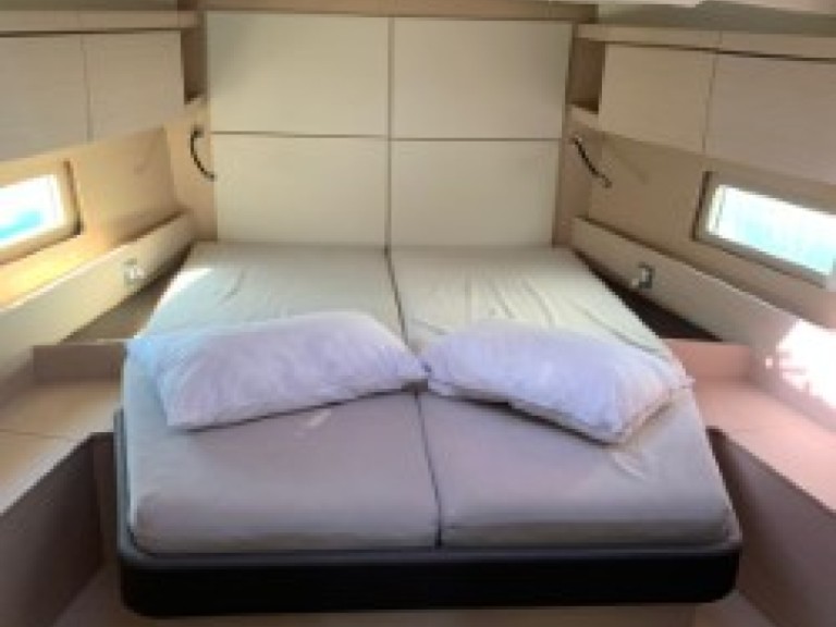 Sailboat to hire Alimos at the best price