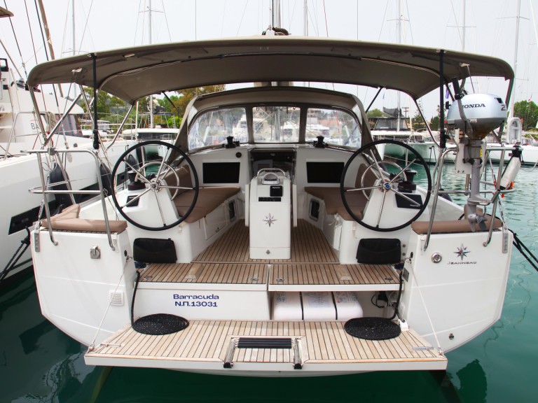 Hire Sailboat Jeanneau with a boat licence