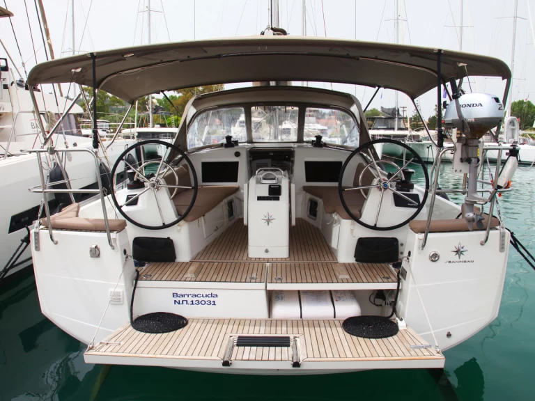 Hire Sailboat Jeanneau with a boat licence