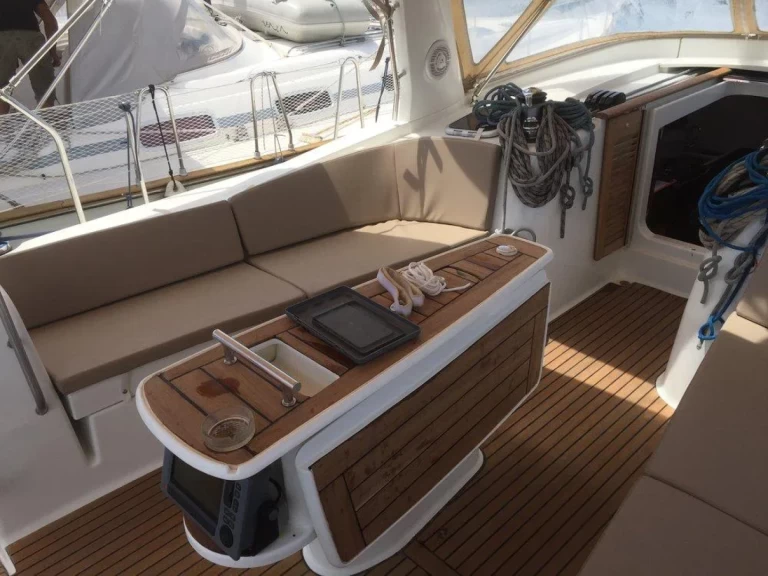 Sailboat to hire Eleusis at the best price