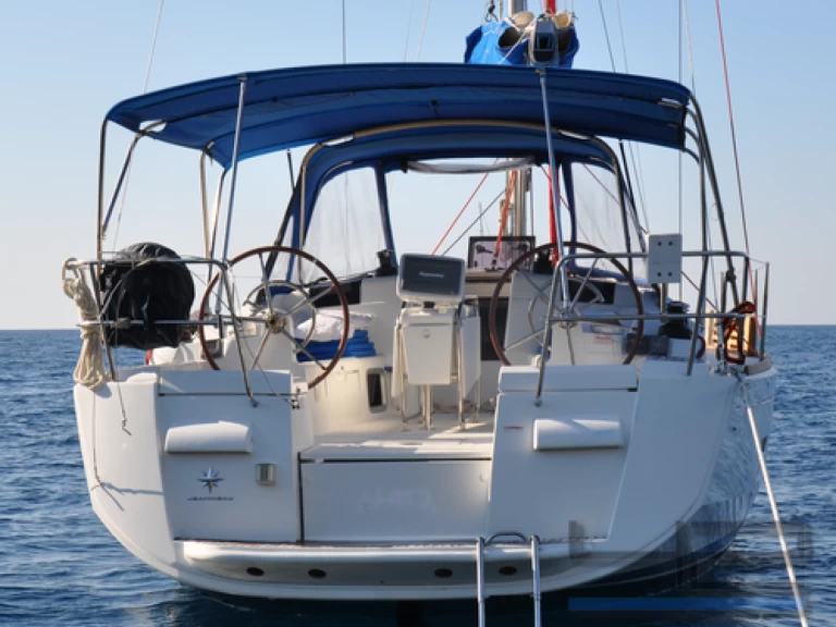 Hire Sailboat Jeanneau with a boat licence