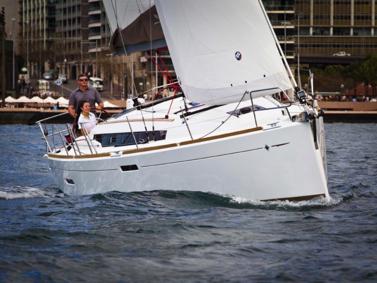 Hire Sailboat Jeanneau with a boat licence