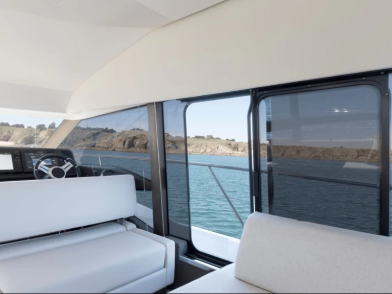 Yacht charter Split - Jeanneau Prestige 520 Flybridge - 3 + 1 cab. on SamBoat