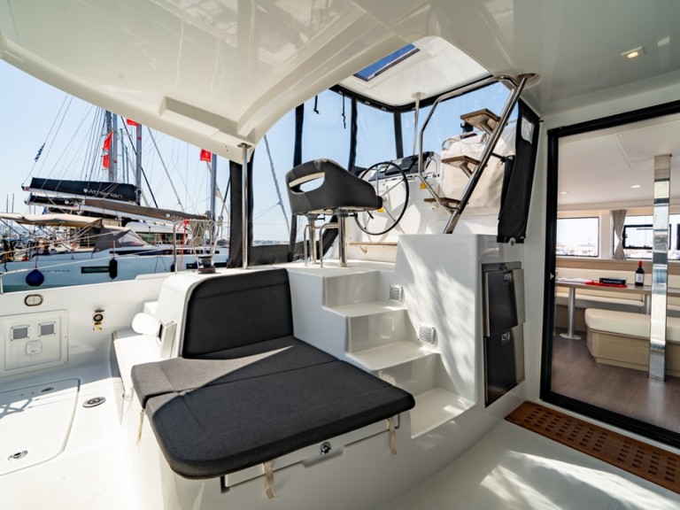 Hire Catamaran Lagoon with a boat licence