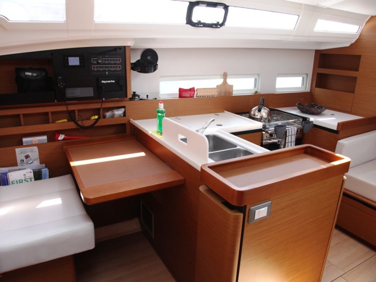 Charter a Jeanneau Sun Odyssey 410 in Benitses on Samboat