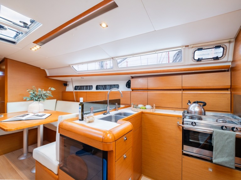 Hire Sailboat Jeanneau with a boat licence