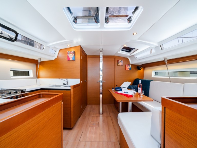 Charter a Jeanneau Sun Odyssey 440 in Lávrio on Samboat