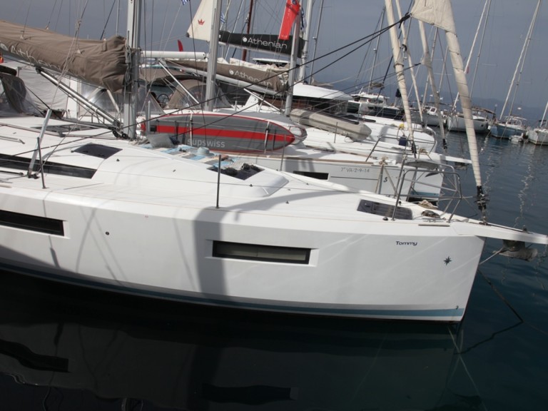 Hire Sailboat Jeanneau with a boat licence
