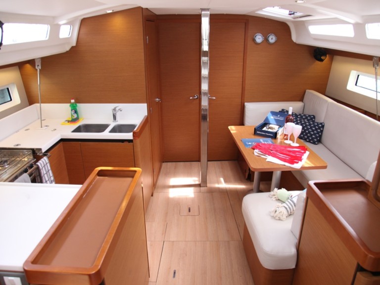 Sailboat to hire Benitses at the best price